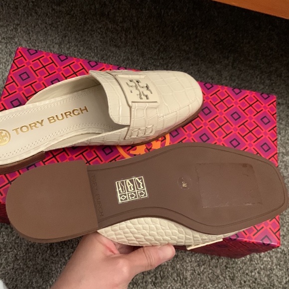 Tory burch womens shoe. - Picture 5 of 5